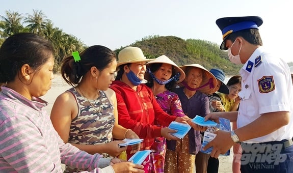 Bộ Tư lệnh Vùng Cảnh sát biển 3 cấp phát khẩu trang cho ngư dân tại tỉnh Khánh Hòa trong đợt cao điểm dịch Covid-19. Ảnh: Đức Định.