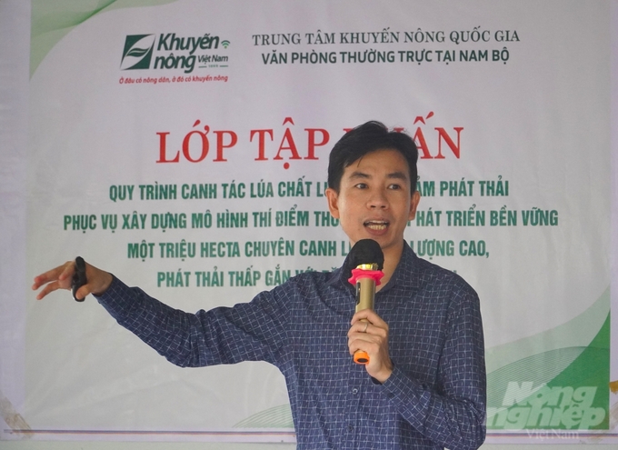 Giảng viên Trường Chính sách công và Phát triển nông thôn (Bộ NN-PTNT) chia sẻ về vai trò của HTX trong tổ chức, sản xuất, liên kết tiêu thụ lúa chất lượng cao, phát thải thấp. Ảnh: Kim Anh.