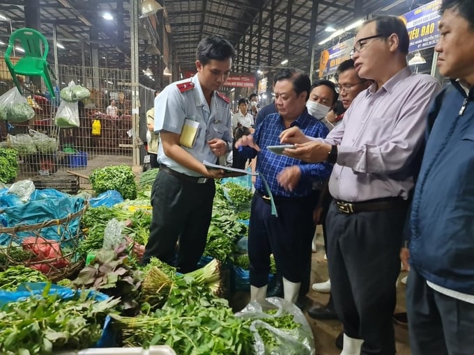 The delegation from the Ministry of Agriculture and Rural Development, led by Minister Le Minh Hoan (blue shirt), conducting a survey on the food supply chain at the Binh Dien wholesale market. Photo: TL.