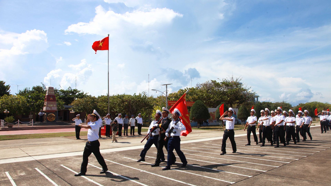 Đoàn công tác chứng kiến lễ diễu binh tại đảo Trường Sa lớn. Ảnh: Xuân Hào.