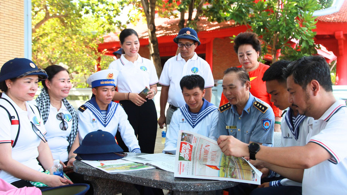 Đoàn công tác hỏi thăm, động viên các chiến sỹ đang công tác tại Trường Sa. Ảnh: Xuân Hào.