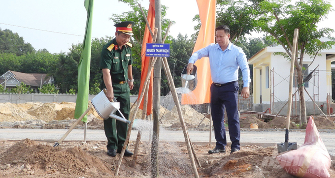 Ông Nguyễn Thanh Ngọc, Chủ tịch UBND tỉnh Tây Ninh (bên phải) tham gia trồng cây sau lễ phát động. Ảnh: Trần Trung.