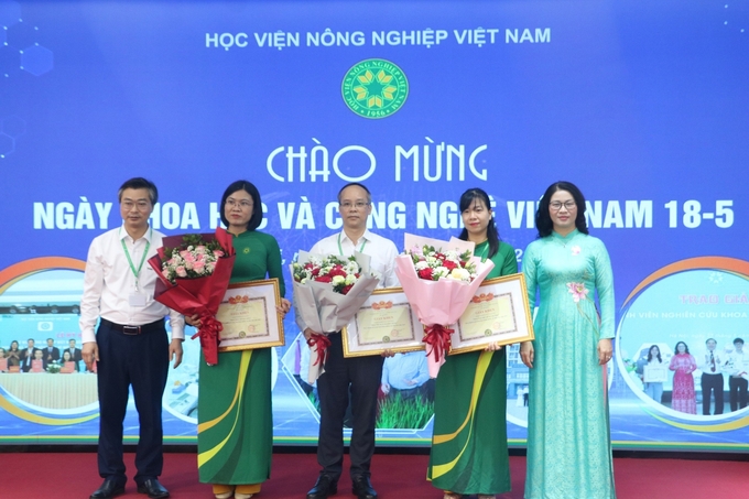 Lãnh đạo Học viện trao biểu dương tập thể/cá nhân có thành tích xuất sắc trong hoạt động KHCN. Ảnh: Hưng Giang.