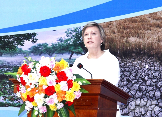 Bà Rana Flowers, Trưởng Đại diện Quỹ Nhi đồng Liên hợp quốc (UNICEF) tại Việt Nam cho rằng, trẻ em là đối tượng có thể phải hứng chịu những tổn thương trọn đời do ảnh hưởng của khủng hoảng khí hậu nếu chúng ta không hành động sớm. Ảnh: Trung Quân.