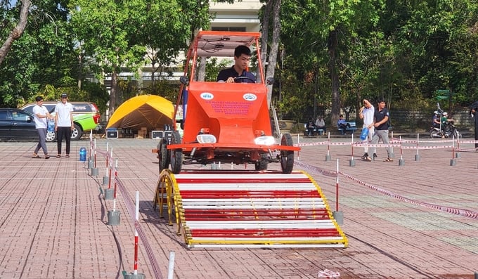 Mô hình xe điện sử dụng năng lượng mặt trời của sinh viên Nguyễn Minh Hiếu, Khoa Kỹ thuật Giao thông. Ảnh: PC.
