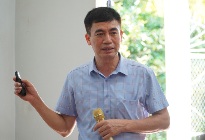 Ông Hoàng Văn Hồng, Phó Giám đốc Trung tâm Khuyến nông Quốc gia trực tiếp 'đứng lớp' cập nhật các kiến thức về quy trình canh tác cho bà con nông dân. Ảnh: Kim Anh.