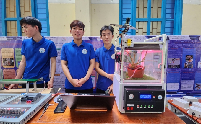 Mô hình chăm sóc và quản lý cây lan thông minh sử dụng năng lượng mặt trời của sinh viên Võ Ngọc Bảo Châu, Khoa Điện – Điện tử. Ảnh: PC.