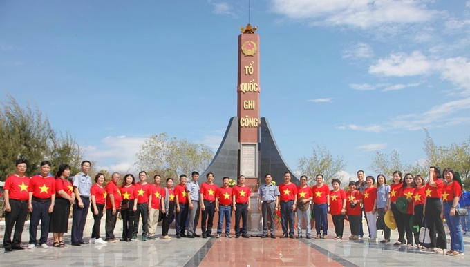 Đoàn đại biểu Bộ NN-PTNT tại Đài tưởng niệm liệt sỹ tù chính trị Cam Ranh. Ảnh: Xuân Hào.