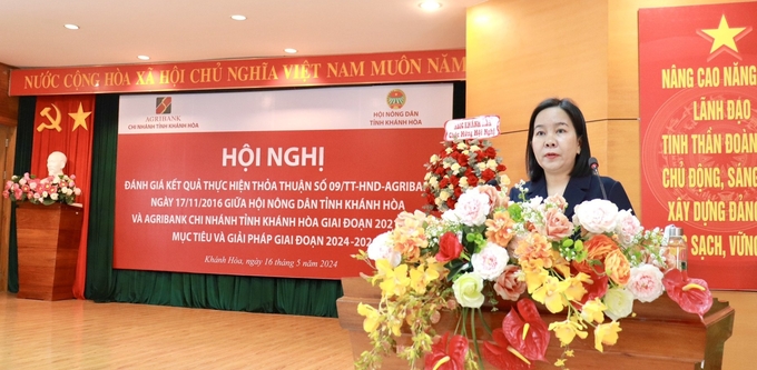 Bà Hà Hồng Hạnh, Chủ tịch Hội Nông dân tỉnh Khánh Hòa đề nghị các đơn vị cần nâng cao hơn nữa chất lượng phối hợp giữa ngân hàng với các cấp chính quyền địa phương. Ảnh: Phương Nga.