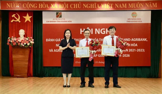 Agribank chi nhánh huyện Vạn Ninh và Agribank chi nhánh huyện Cam Lâm nhận bằng khen của Hội Nông dân tỉnh Khánh Hòa. Ảnh: Phương Nga.