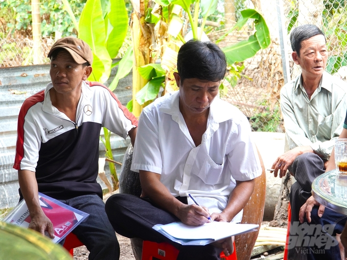 Members of the Hung Loi Agricultural Cooperative actively participate in training classes, equipping themselves with the knowledge needed to join the 50-hectare pilot model under the 1 Million Hectares of High-Quality Rice Project. Photo: Kim Anh.