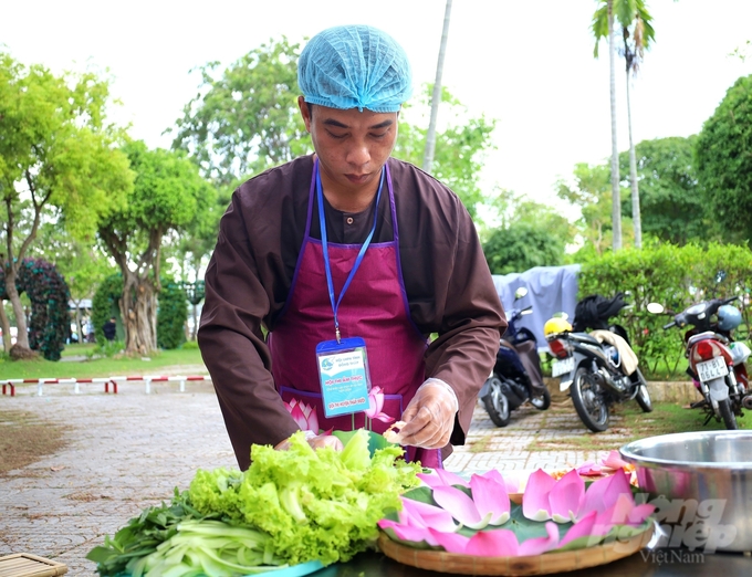 Phát huy những giá trị đó, Đồng Tháp đã tổ chức các buổi tập huấn kỹ thuật chế biến các món ăn từ sen dành cho đầu bếp của các điểm lưu trú, cơ sở kinh doanh ẩm thực trên địa bàn tỉnh. Cùng với đó, các đoàn thể cũng thường xuyên tổ chức các hội thi nấu ăn với nguyên liệu từ sen. Qua đó, góp phần mang những món ăn chế biến từ sen tiếp cận nhiều hơn với du khách, đồng thời tạo nên những bữa ăn ngon phong phú cho các gia đình.