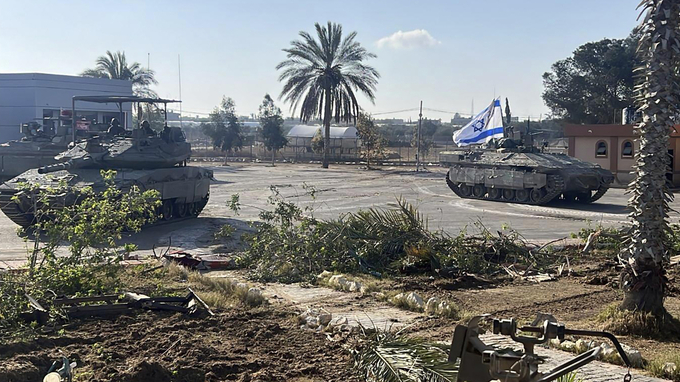 Xe tăng của Lực lượng Phòng vệ Israel (IDF) tiến vào Gaza qua cửa khẩu Rafah hôm 7/5. Ảnh: AP.