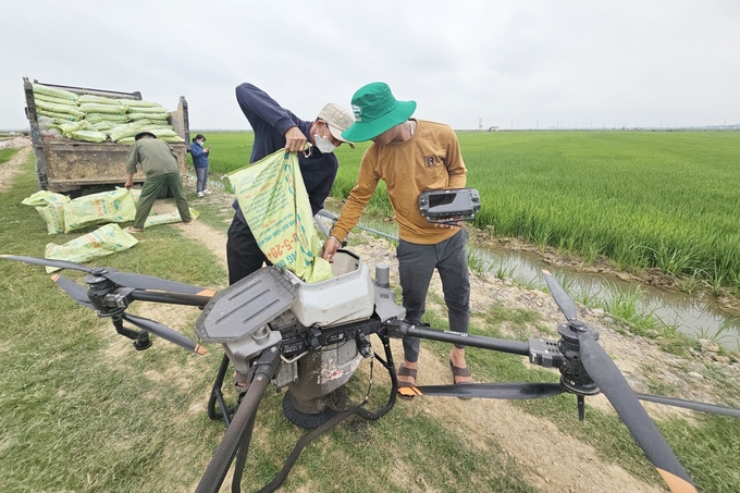 Mô hình áp dụng khoa học công nghệ, sử dụng phân bón hữu cơ vào sản xuất lúa đầu tiên tại tỉnh Quảng Bình. Ảnh: T. Phùng.