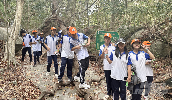 Các em học sinh thích thú bên cây Bàm Bàm - loài cây dây leo còn được gọi là 'những kẻ ranh mãnh' của Vườn quốc gia Côn Đảo. Ảnh: Lê Bình.