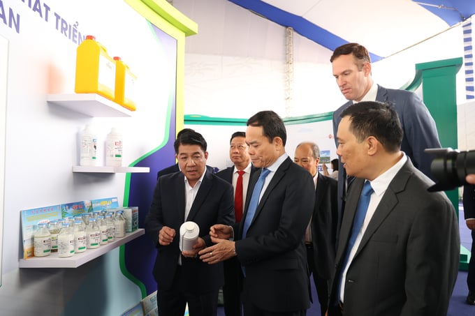 Phó Thủ tướng Trần Lưu Quang tham quan gian hàng trưng bày sản phẩm của chuỗi liên kết De Heus - Hùng Nhơn.