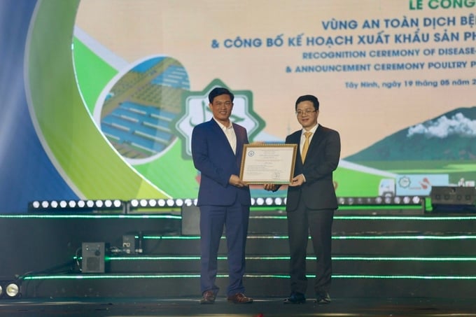 Cục trưởng Cục Thú y Nguyễn Văn Long trao chứng nhận Vùng an toàn dịch bệnh cho huyện Tân Châu.