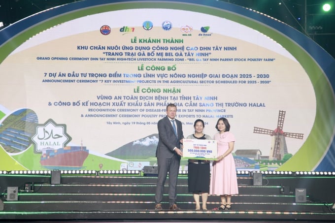 Đại diện De Heus và Hùng Nhơn trao tặng 500 triệu đồng cho hoạt động xây nhà tình nghĩa, nhà tình thương của huyện Tân Châu.
