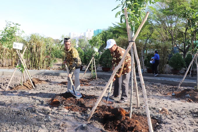 Various organizations and individuals in District 4 have participated in the launch ceremony of the 'Tree Planting Festival in Memory of Uncle Ho.'