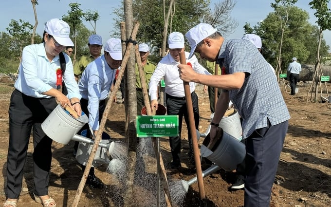 The leadership of Thu Duc city, alongside various organizations and individuals, participating in tree planting activities during the launch ceremony of the 'Tree Planting Festival in Memory of Uncle Ho.'