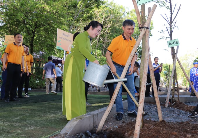 Ms. Tran Kim Yen, Chairwoman of the Vietnamese Fatherland Front Committee in Ho Chi Minh City, participating tree planting activities at Khanh Hoi Park in District 4.