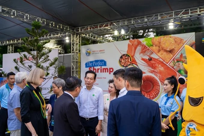 Leaders from the Viet Uc Group introduced the Perfect Shrimp product to the leaders of Ho Chi Minh City and the Australian Consulate General.