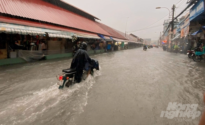 Cơn mưa lớn vào chiều ngày 15/5 khiến đường Kha Vạn Cân, TP Thủ Đức chìm trong biển nước. Ảnh: Trần Phi.
