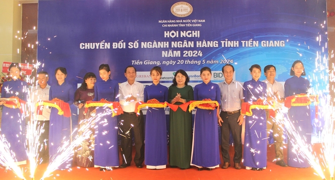 Lễ khai mạc triển lãm Hội nghị Chuyển đổi số ngành ngân hàng Tiền Giang năm 2024. Ảnh: Quốc Trí.