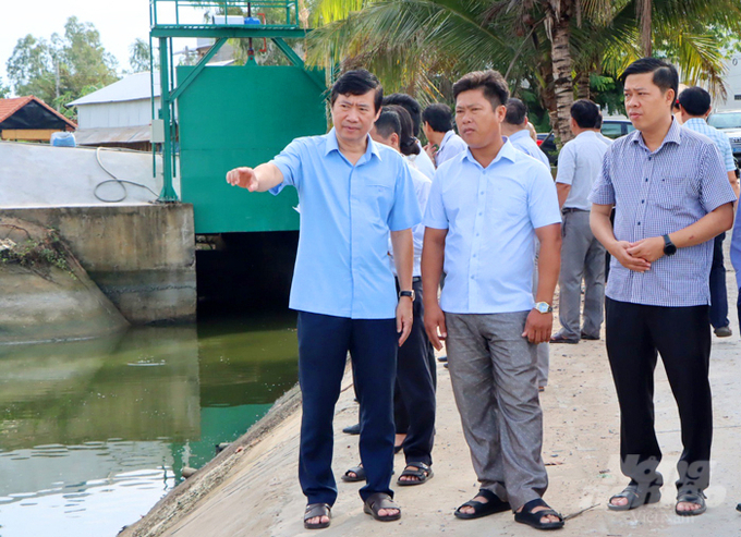 Chủ tịch UBND tỉnh Đồng Tháp Phạm Thiện Nghĩa (ảnh bìa trái) đi kiểm tra thực tế các công trình thủy lợi mùa khô ở 2 huyện Tân Hồng và Hồng Ngự. Ảnh: Lê Hoàng Vũ.