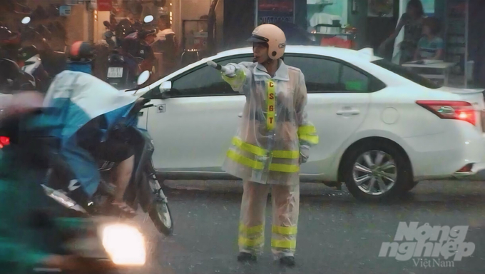 Chiến sĩ cảnh sát đang điều tiết giao thông tại giao lộ đường Quang Trung và Thống Nhất (quận Gò Vấp, TP.HCM). Ảnh: Trần Phi.