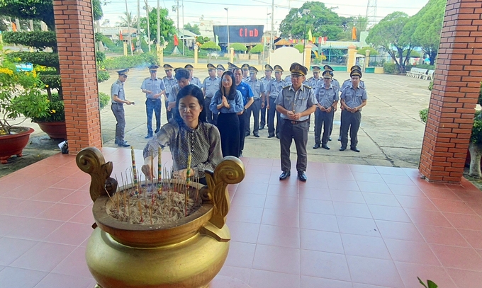 Đoàn công tác Công đoàn Bộ dâng hương tri ân các anh hùng liệt sĩ tại Đài tưởng niệm Liệt sỹ khu di tích nhà tù Phú Quốc. Ảnh tư liệu.