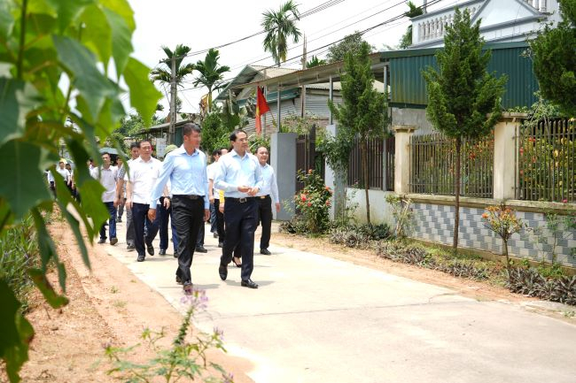 Đoàn công tác 2 tỉnh Lào Cai và Yên Bái tham quan và trao đổi các giải pháp xây dựng NTM tại tỉnh Yên Bái.