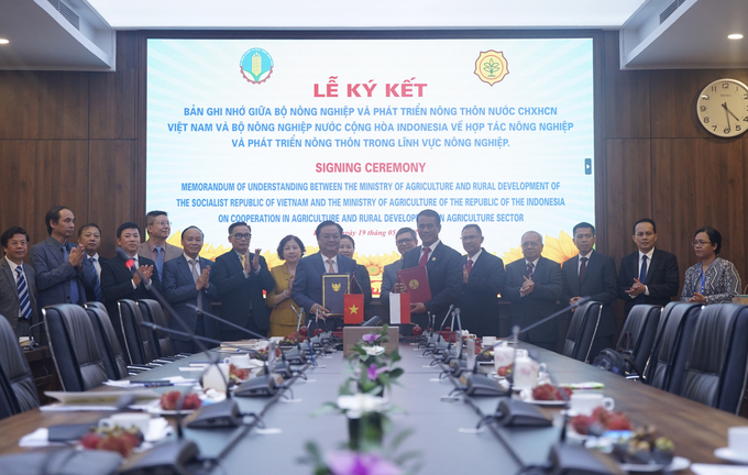 Under the framework of the dialogue, Minister Le Minh Hoan and Minister Andi Amran Sulaiman signed a Memorandum of Understanding (MoU) at the meeting to enhance agricultural collaboration between their respective countries. Photo: Linh Linh.
