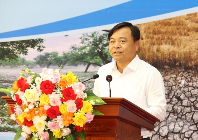 Deputy Minister Nguyen Hoang Hiep, Deputy Head of the National Steering Committee for Natural Disaster Prevention and Control, projected that natural disasters in Vietnam will continue to experience unpredictable developments until the end of 2024. Photo: Trung Quan.