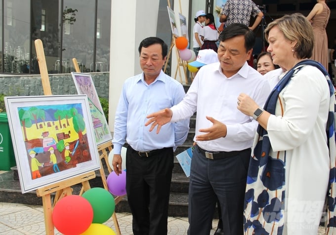 A series of activities in observance of the National Week for Disaster Prevention and Control include: various ceremonies, the 'A View Ahead of Disasters' painting competition , the Ring the Golden Bell contest 'Together in Disaster Prevention and Control - Building a Sustainable Future', and outdoor 'Readiness for Natural Disasters and Climate Change' mural painting activities. Photo: Trung Quan.