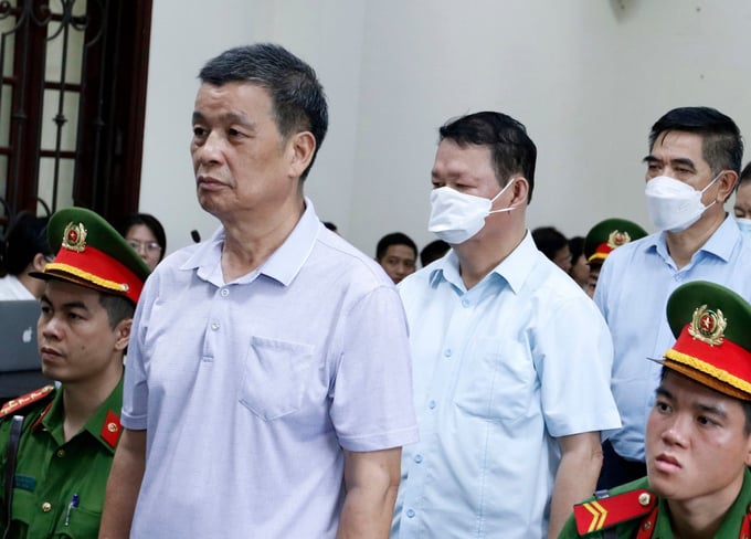 Ông Nguyễn Văn Vịnh (giữa) tại phiên xét xử sơ thẩm sáng 20/5. Ảnh: Q.K.