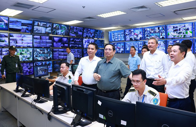 Thủ tướng Chính phủ thăm Trung tâm Điều hành và Trung tâm An ninh sân bay Nội Bài. Ảnh: VPCP.
