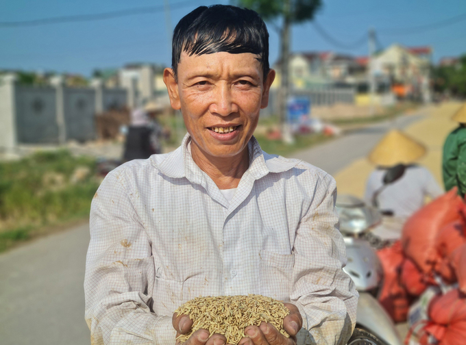 Ông Nguyễn Xuân Sơn (xóm Trung Tâm, xã Thọ Thành, huyện Yên Thành) hồ hởi vì lúa vụ xuân được mùa, được giá. Ảnh: Việt Khánh.