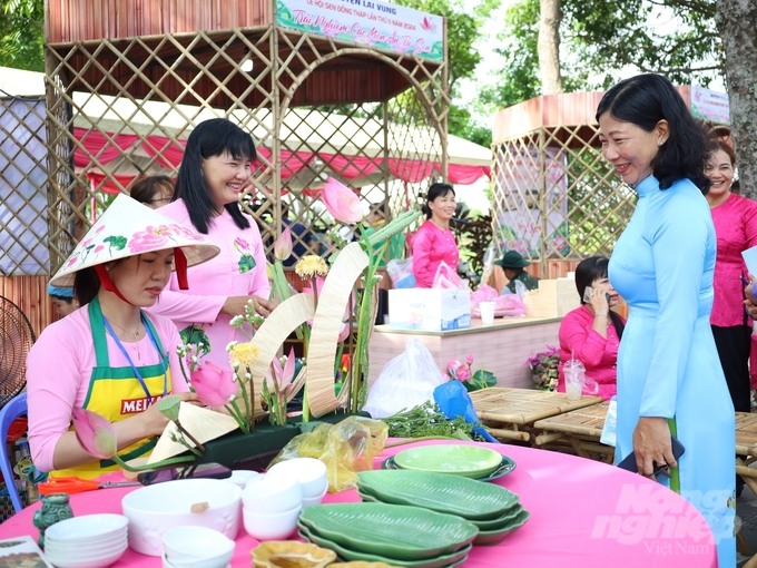 Lễ hội Sen Đồng Tháp không chỉ nâng tầm phát triển của sen Đồng Tháp trong các phương diện văn hóa ở địa phương, mà còn góp phần nâng tầm hội nhập quốc tế của sen Đồng Tháp thông qua chiến lược phát triển du lịch gắn với tiềm năng về nông nghiệp. Ảnh: Lê Hoàng Vũ.