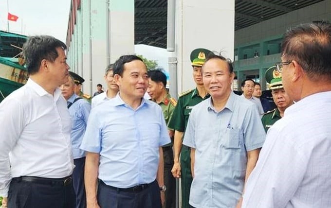 Deputy Prime Minister Tran Luu Quang and Deputy Minister Phung Duc Tien inspected the salmon port in mid-2023.