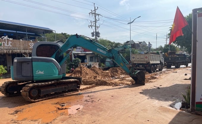 Lực lượng chức năng khắc phục sự cố lũ cát đỏ tràn xuống 2 phường ở TP Phan Thiết, tỉnh Bình Thuận. Ảnh: AN.