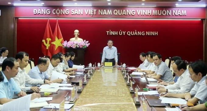 Ông Nguyễn Xuân Ký, Bí thư Tỉnh ủy, Chủ tịch HĐND tỉnh chủ trì cuộc họp. Ảnh: Viết Cường.