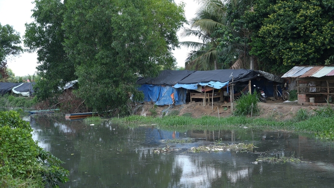 Nhiều kênh rạch tại Tây Ninh bị đầu độc bởi các doanh nghiệp xả thải ra môi trường. Ảnh: Trần Trung.