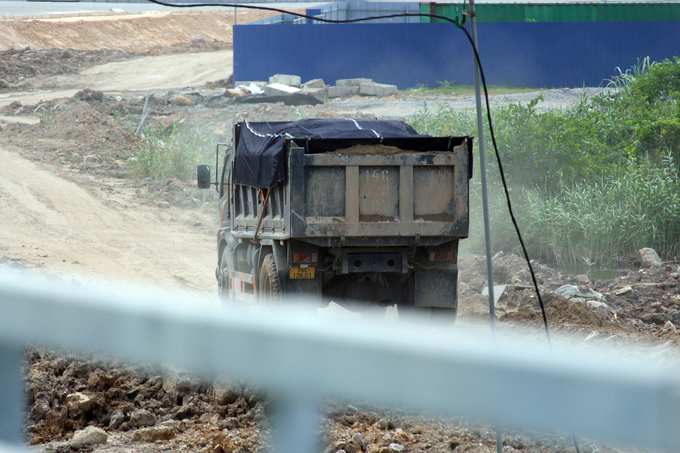 Chiếc xe tải BKS 14C-128.01 đang vận chuyển bùn đất, cát từ Dự án xây dựng cầu Bến Rừng đi đổ.