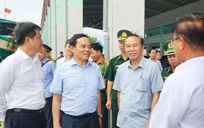 Phó Thủ tướng Trần Lưu Quang và Thứ trưởng Phùng Đức Tiến kiểm tra cảng cá hồi giữa năm 2023. 