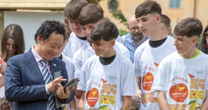 FAO Director-General QU Dongyu with a group of students who took part in the ceremony at the Tenuta del Presidente in Castel Porziano.