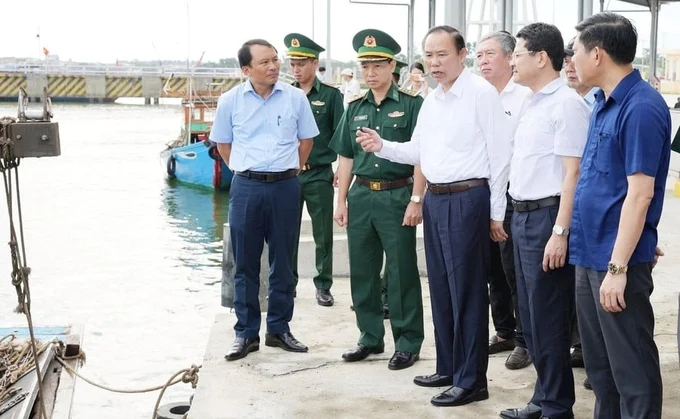 Thứ trưởng Phùng Đức Tiến cùng đoàn công tác kiểm tra hạ tầng cảng cá tại Thừa Thiên - Huế. Ảnh: Công Điền.