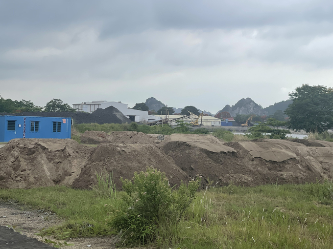 Cát được đổ chất đống tại khu vực cạnh miếu Vua Bà thuộc địa phận xã Tam Hưng, huyện Thủy Nguyên, TP Hải Phòng.