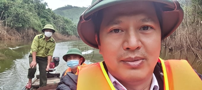 Giám đốc Vườn quốc gia Bạch Mã (Thừa Thiên- Huế) Nguyễn Vũ Linh trong chuyến đi tuần rừng cùng đồng nghiệp. Ảnh: TL- Kim Long.