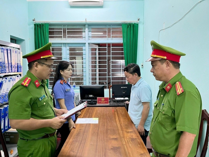 Lực lượng chức năng đọc lệnh bắt tạm giam đối với ông Lê Quang Hào. Ảnh: CA.